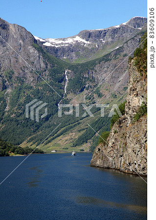 クルーズ船上から眺めるフィヨルドの景観 83609106