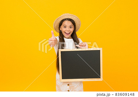 Little girl summer style hold blackboard announcement copy space, recommend goods concept 83609148