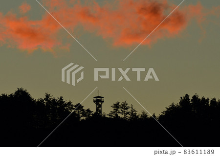 北杜市白州町、夜明けの色、中山砦展望台と朱色の雲 北杜市白州町、夜明けの色、中山砦展望台と朱色の雲 83611189
