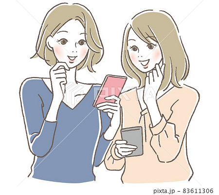 スマホを見て笑う女性2人 83611306