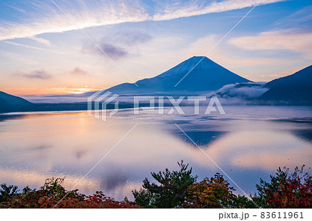 (山梨県)本栖湖、湖畔から望む富士山・日の出 (山梨県)本栖湖、湖畔から望む富士山・日の出 83611961