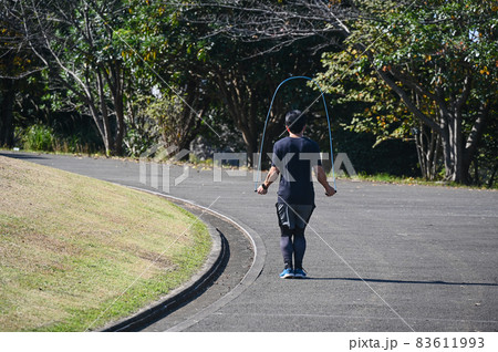 公園で縄跳びをする男性 公園で縄跳びをする男性 83611993