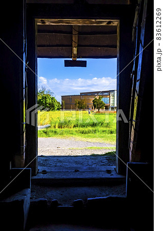 登呂遺跡 復元竪穴式住居からの風景 登呂遺跡 復元竪穴式住居からの風景 83612269