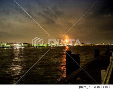 横浜市磯子の工場夜景6 83613401
