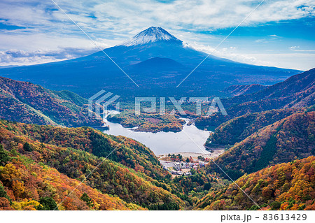 （山梨県）紅葉の精進峠から見下ろす、精進湖と富士山 83613429