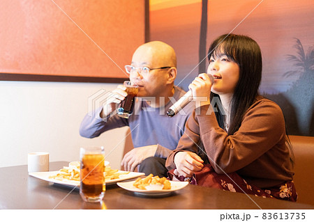 カラオケを楽しむ男女 カラオケを楽しむ男女 83613735