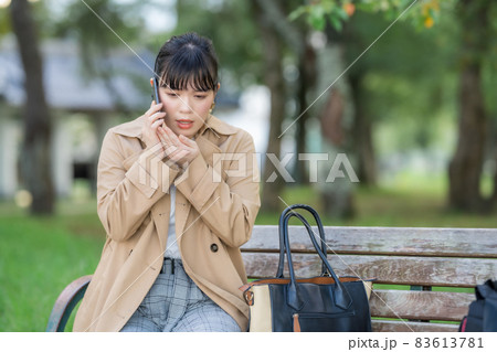 スマホで相談する女性 83613781
