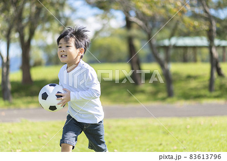 サッカーボールを持って走る男の子 サッカーボールを持って走る男の子 83613796