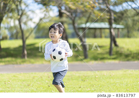 サッカーボールを持って走る男の子 サッカーボールを持って走る男の子 83613797