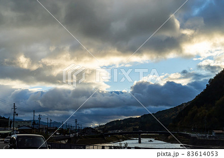 雲のかかった空と田舎の風景 83614053