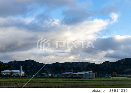 雲のかかった空と田舎の風景 83614056