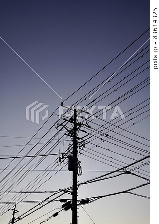 電信柱と青空 電信柱と青空 83614325