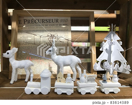 クリスマスデコレーションのトナカイと汽車、クリスマス素材、クリスマスオーナメント 83614389