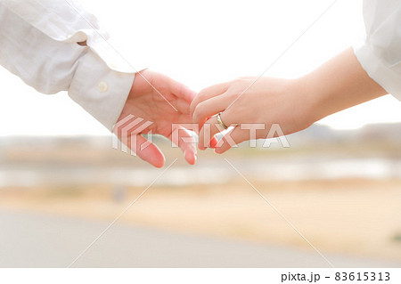 結婚している若い夫婦 83615313