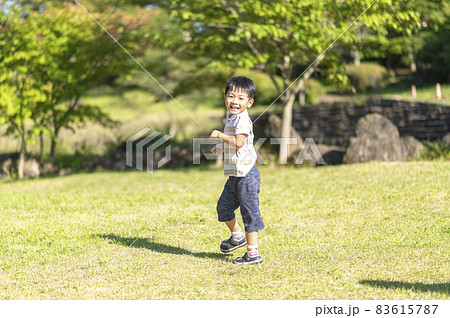 芝生を走り回る4歳の男の子 芝生を走り回る4歳の男の子 83615787