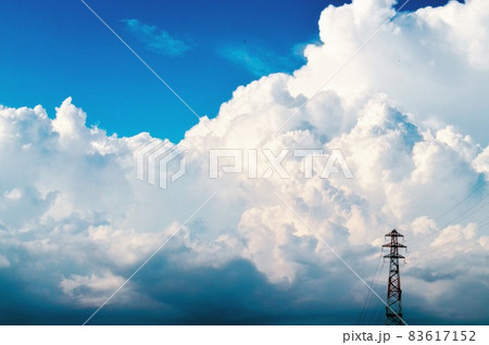 夏の風景　大きな雲と鉄塔 83617152