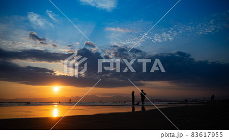 湘南の海青空と夕日とサーファー 83617955