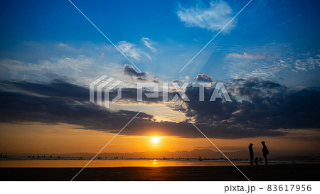 湘南の海青空と夕日とサーファー 83617956