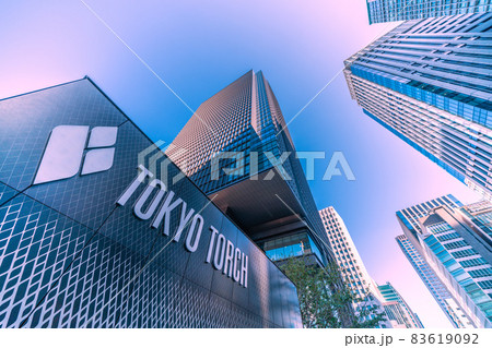 日本の東京都市景観「呉服橋」交差点前に摩天楼・先陣を切って姿を現した超高層ビル・常盤橋タワー 83619092