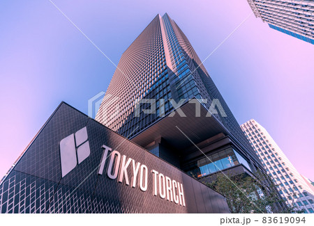 日本の東京都市景観「呉服橋」交差点前に摩天楼・先陣を切って姿を現した超高層ビル・常盤橋タワー 83619094