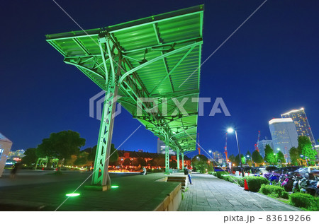 赤レンガ倉庫に有る旧横浜港駅プラットホームの夜景 83619266