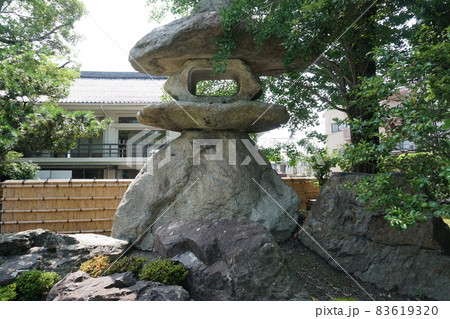 慶雲館前庭の大灯籠 83619320