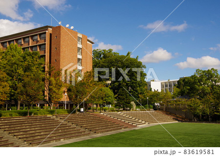 キャンパス　学生生活　大学　芝生広場　校舎　学びの場 83619581