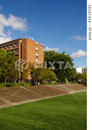キャンパス 学生生活 大学 芝生広場 校舎 学びの場 キャンパス 学生生活 大学 芝生広場 校舎 学びの場 83619583