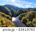 紅葉前の山並みと川 83619765