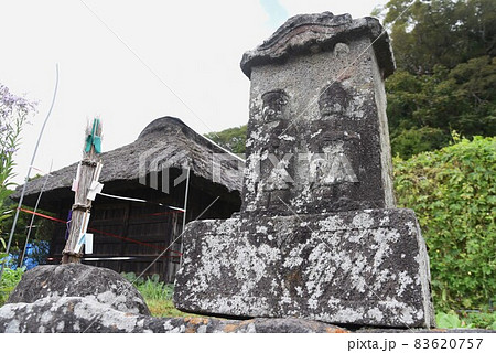 田舎の藁ぶき屋根の小屋 田舎の藁ぶき屋根の小屋 83620757