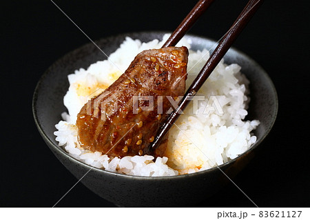 黒毛和牛もも肉 焼肉とご飯 83621127