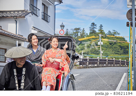日田市豆田町を人力車で観光する若いカップル　【撮影協力 日田市観光協会】 83621194