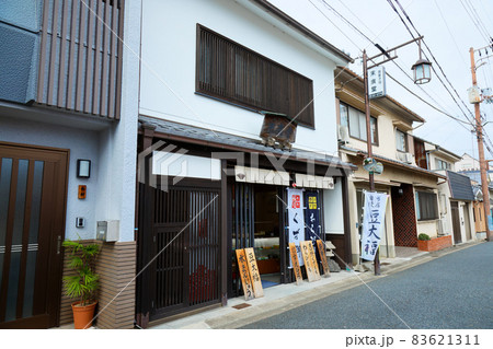 奈良　元興寺町の町並み　ならまち　格子の家 83621311