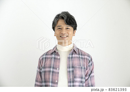 50代の男性 カメラ目線 ポートレート 50代の男性 カメラ目線 ポートレート 83621393