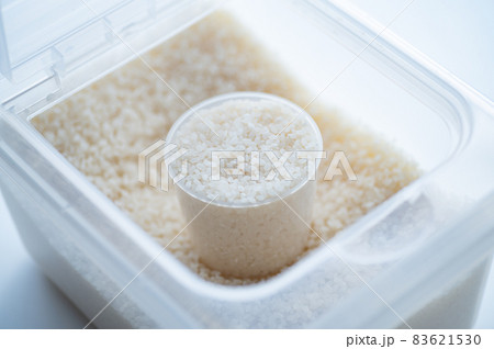 米櫃と計量カップ 83621530
