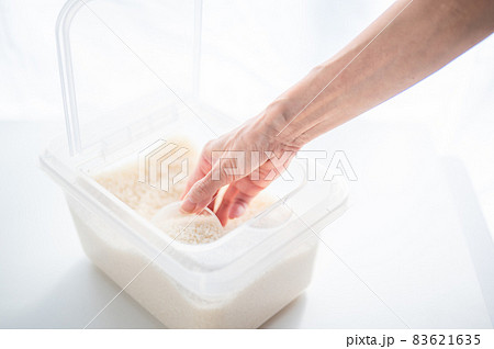 ライスストッカーと計量カップ 83621635