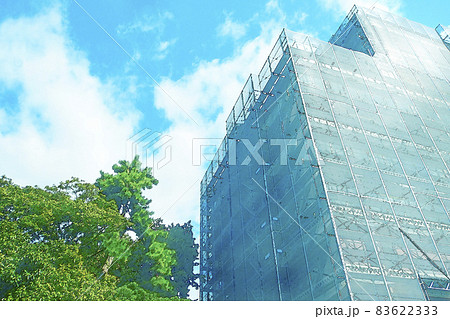 工事現場 マンション大規模工事足場【横構図】 83622333