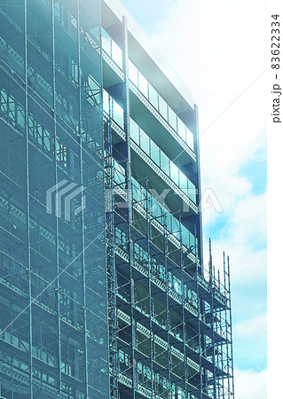 工事現場 マンション大規模工事足場 縦構図 のイラスト素材