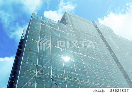工事現場 マンション大規模工事足場【横構図】 83622337