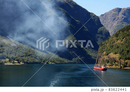 ネーロイフィヨルドの観光遊覧船 83622441