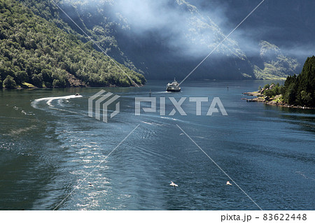 ネーロイフィヨルド沿いの北欧情緒の景観 ネーロイフィヨルド沿いの北欧情緒の景観 83622448