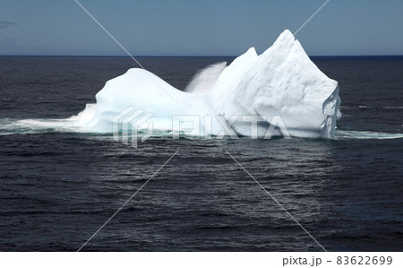 船上からベルアイレ海峡を渡る流氷を眺める 83622699