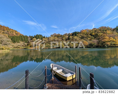 紅葉の高浪の池　水面に映る木々とボート（新潟県糸魚川市） 83622882