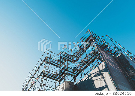 ビル建設現場 建設中のビルと足場と養生幕　b-3 マット感 83624516