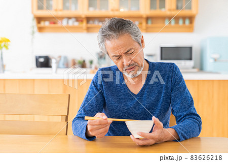 食事をするシニア男性 考える 食事をするシニア男性 考える 83626218