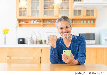 シニア男性　スマホ 83626243
