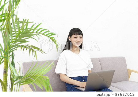 ソファーに座りパソコンを操作する女性イメージ ソファーに座りパソコンを操作する女性イメージ 83627015