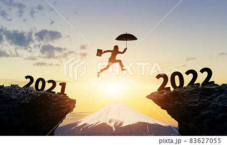 2022年イメージ ビジネス向け年賀状素材 谷を飛び越えるビジネスマン 2022年イメージ ビジネス向け年賀状素材 谷を飛び越えるビジネスマン 83627055