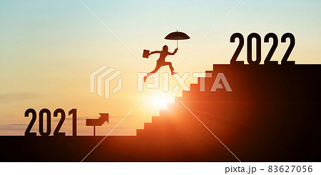 2022年イメージ ビジネス向け年賀状素材 階段を駆け上がるビジネスマン 2022年イメージ ビジネス向け年賀状素材 階段を駆け上がるビジネスマン 83627056