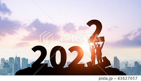 2022年イメージ ビジネス向け年賀状素材 年号を掲げる人々 2022年イメージ ビジネス向け年賀状素材 年号を掲げる人々 83627057